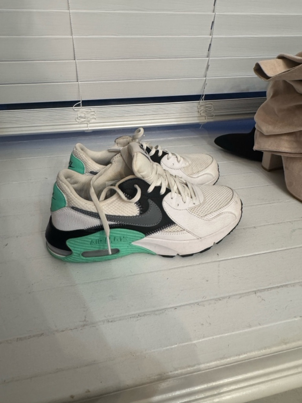 Nike air max White Black Mint Athletic Low-Top Sneakers